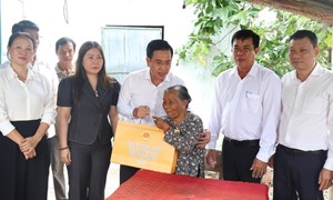 Chủ tịch Ủy ban Mặt trận Tổ quốc Việt Nam tỉnh Khánh Hòa thăm, tặng quà các gia đình liệt sĩ năm 2025