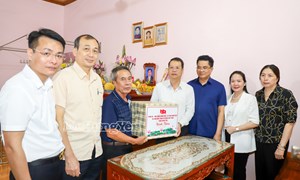 Phó Bí thư Tỉnh ủy, Chủ tịch Ủy ban MTTQ Việt Nam tỉnh Hưng Yên thăm, tặng quà người có công, gia đình chính sách