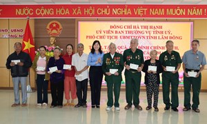 Phó Chủ tịch Ủy ban MTTQ Việt Nam tỉnh Lâm Đồng Hà Thị Hạnh gặp mặt, tặng quà các gia đình chính sách, người có công tại xã Krông Nô