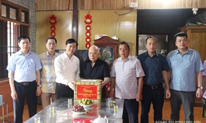 Lãnh đạo Ủy ban Mặt trận Tổ quốc tỉnh Lạng Sơn thăm, tặng quà gia đình chính sách, người có công tại xã Bình Gia