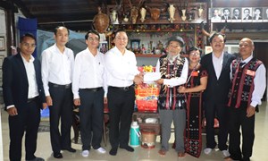 Chủ tịch Ủy ban MTTQ Việt Nam thành phố Đà Nẵng Lê Trí Thanh thăm người có công tiêu biểu xã Sông Vàng