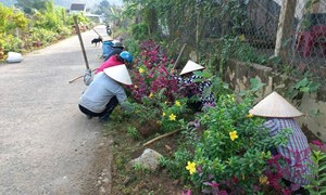 Phụ nữ xã Đạ Tẻh 2 chung tay làm sạch, đẹp đường làng, ngõ xóm