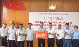 Ủy ban MTTQ tỉnh Lai Châu tiếp nhận kinh phí hỗ trợ xóa nhà tạm, nhà dột nát