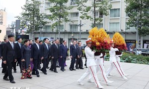 Lãnh đạo Đảng, Nhà nước dâng hương tưởng nhớ Chủ tịch Hồ Chí Minh và Chủ tịch Tôn Đức Thắng 