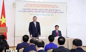 Tổng Bí thư Tô Lâm gặp gỡ cán bộ Đại sứ quán và đại diện cộng đồng người Việt Nam tại Belarus 