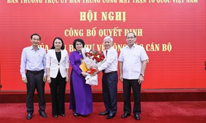 Ban Thường trực Ủy ban Trung ương MTTQ Việt Nam trao quyết định nghỉ hưu trước tuổi đối với bà Tô Thị Bích Châu