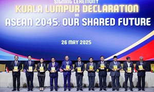 Thủ tướng cùng các nhà lãnh đạo ký Tuyên bố 'ASEAN 2045: Tương lai chung của chúng ta'