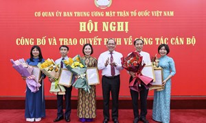Cơ quan Ủy ban Trung ương MTTQ Việt Nam trao quyết định cho cán bộ nghỉ hưu theo Nghị định 178 của Chính phủ 