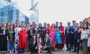 Thủ tướng Phạm Minh Chính cùng Phu nhân gặp gỡ các cán bộ Đại sứ quán và cộng đồng người Việt Nam tại Estonia