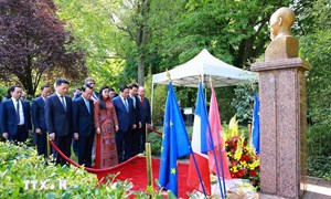 Thủ tướng đặt vòng hoa và thăm khu tưởng niệm Chủ tịch Hồ Chí Minh tại Montreuil 