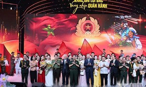 Tổng Bí thư Tô Lâm dự giao lưu nghệ thuật 'Khắc ghi lời Bác - vang nhịp quân hành'