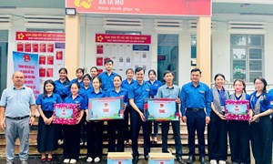 Phó Chủ tịch UBTƯ MTTQ Việt Nam, Bí thư thứ nhất Trung ương Đoàn Bùi Quang Huy thăm đội hình thanh niên tình nguyện tại các xã biên giới