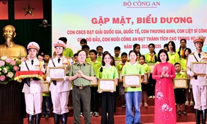 Bà Nguyễn Thị Tuyến dự chương trình biểu dương con cán bộ, chiến sĩ, con thương binh, liệt sĩ, con đỡ đầu đạt thành tích cao trong học tập