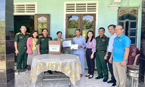 Ủy ban MTTQ Việt Nam thành phố Huế thăm các gia đình chính sách, khó khăn ở xã A Lưới 3 nhân dịp kỷ niệm 78 năm Ngày Thương binh - Liệt sĩ 