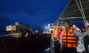 Vụ lật tàu tại Quảng Ninh: Thủ tướng yêu cầu khẩn trương tìm kiếm cứu nạn, khắc phục hậu quả