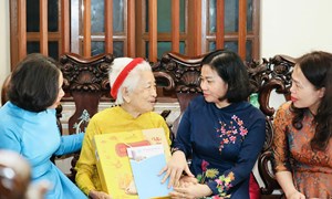 Phó Chủ tịch UBTƯ MTTQ Việt Nam, Chủ tịch Hội LHPN Việt Nam Nguyễn Thị Tuyến tri ân Mẹ Việt Nam anh hùng, người có công, gia đình chính sách tại Hà Nội
