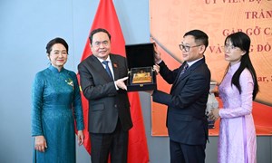 Chủ tịch Quốc hội Trần Thanh Mẫn gặp gỡ cộng đồng người Việt Nam tại Senegal