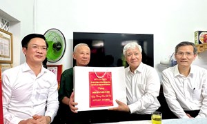 Chủ tịch Ủy ban Trung ương MTTQ Việt Nam Đỗ Văn Chiến thăm, tặng quà người có công với cách mạng tại Hải Phòng