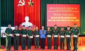 Phó Chủ tịch - Tổng Thư ký Nguyễn Thị Thu Hà thăm, tặng quà người có công tại Ninh Bình