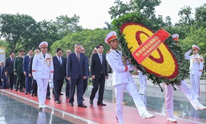 Lãnh đạo Đảng, Nhà nước dâng hương tưởng niệm các Anh hùng liệt sĩ và vào Lăng viếng Chủ tịch Hồ Chí Minh