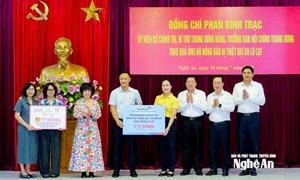 Trưởng ban Nội chính Trung ương Phan Đình Trạc trao quà ủng hộ đồng bào Nghệ An thiệt hại do lũ lụt
