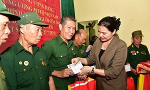 Phó Chủ tịch Hà Thị Nga tri ân người có công và trao tặng phòng học tại Tuyên Quang