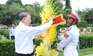 Tổng Bí thư Tô Lâm dâng hương tưởng niệm các anh hùng, liệt sỹ tại Điện Biên