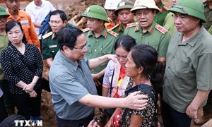Thủ tướng thăm hỏi người dân và chỉ đạo khắc phục hậu quả mưa lũ tại Điện Biên