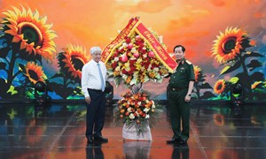 Chủ tịch Đỗ Văn Chiến dự Chương trình Giao lưu - nghệ thuật “Theo ánh bình minh”