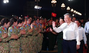 Lãnh đạo Đảng, Nhà nước dự Chương trình chính luận nghệ thuật 'Dưới cờ vinh quang'
