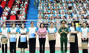 Phó Chủ tịch UBTƯ MTTQ Việt Nam, Chủ tịch Hội LHPNVN Nguyễn Thị Tuyến thăm, động viên khối Phụ nữ Việt Nam tham gia diễu hành A80