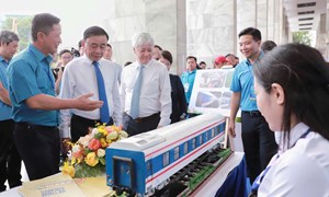 Khích lệ, khen thưởng xứng đáng cho người lao động có nhiều sáng tạo, cống hiến, đóng góp cho doanh nghiệp, xã hội và đất nước