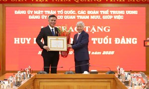 Đồng chí Đỗ Văn Chiến trao Huy hiệu 30 năm tuổi Đảng cho Phó Bí thư Đảng ủy MTTQ, các đoàn thể Trung ương Trần Thắng