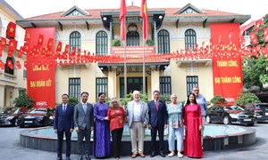 Phó Chủ tịch Hà Thị Nga tiếp Bí thư Đảng Cộng sản Anh Robert Griffiths
