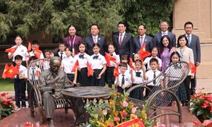 Chủ tịch nước Lương Cường gặp gỡ cộng đồng người Việt Nam tại Trung Quốc