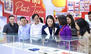 Phó Chủ tịch - Tổng Thư ký Nguyễn Thị Thu Hà thăm không gian triển lãm 'Kiến tạo, phát triển'