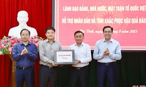Trao hỗ trợ của Đảng, Nhà nước, MTTQ Việt Nam giúp Nhân dân Hà Tĩnh khắc phục hậu quả bão số 10