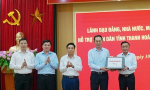 Thường trực Ban Bí thư Trần Cẩm Tú thăm hỏi, động viên Đảng bộ, chính quyền, Nhân dân tỉnh Thanh Hóa khắc phục hậu quả bão số 10