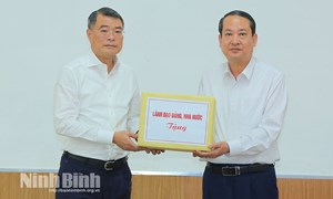 Trao hỗ trợ của Lãnh đạo Đảng, Nhà nước, MTTQ Việt Nam cho nhân dân tỉnh Ninh Bình khắc phục hậu quả bão số 10