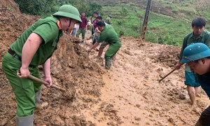 Thủ tướng yêu cầu phải thần tốc hơn nữa, huy động tối đa lực lượng khắc phục nhanh nhất hậu quả bão, mưa lũ