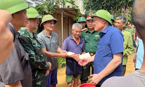 Phó Thủ tướng Thường trực Chính phủ Nguyễn Hoà Bình kiểm tra, chỉ đạo khắc phục hậu quả mưa lũ tại Bắc Ninh