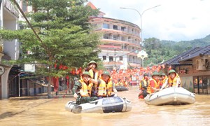 Phó Thủ tướng Trần Hồng Hà thăm hỏi người dân, chỉ đạo khắc phục hậu quả mưa lũ tại tỉnh Cao Bằng