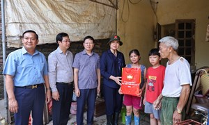 Phó Chủ tịch UBTƯ MTTQ Việt Nam Hà Thị Nga thăm hỏi và trao hỗ trợ nhân dân tỉnh Thái Nguyên