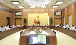 Thông qua hai Nghị quyết hướng dẫn phân bổ số lượng người giới thiệu ứng cử đại biểu HĐND và số lượng Phó Chủ tịch HĐND cấp tỉnh, cấp xã
