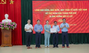 Thường trực Ban Bí thư Trần Cẩm Tú thăm, tặng quà hỗ trợ nhân dân thành phố Huế khắc phục hậu quả mưa lũ