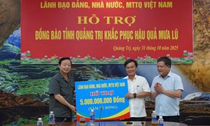 Phó Thủ tướng Trần Hồng Hà trao số tiền 5 tỷ đồng của Ủy ban Trung ương MTTQ Việt Nam hỗ trợ Quảng Trị khắc phục hậu quả mưa lũ