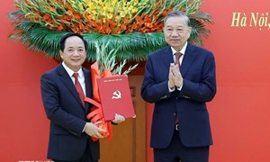 Tổng Bí thư Tô Lâm trao các quyết định của Bộ Chính trị về công tác cán bộ