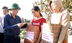 Phó Thủ tướng Hồ Quốc Dũng thăm, tặng quà người dân Gia Lai bị ảnh hưởng do bão số 13