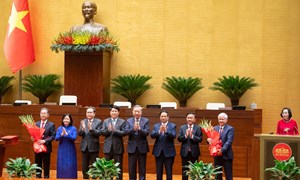 Tổng Bí thư Tô Lâm tặng hoa chúc mừng tân Phó Chủ tịch Quốc hội Đỗ Văn Chiến