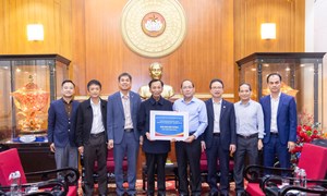 Hiệp sĩ Đại Thánh giá Lê Đức Thịnh và cộng sự ủng hộ đồng bào các tỉnh khắc phục hậu quả do bão lũ gây ra